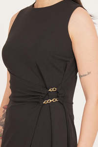 Elegante Vestido Midi Sin Mangas con Detalle de Cadena y Diseño Cruzado en Negro para Oficina con un Diseño Cómodo y Hermoso - Product Image 5