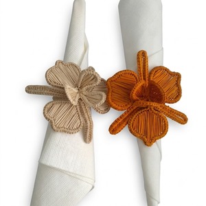 Anneau de serviette en raphia tressé à la main, écologique, motif fleur d'orchidée, en paille d'Iraca, pour mariage rustique ou table de fête - Product Image 1