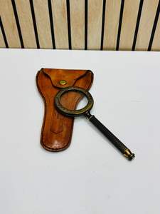 Lupa de Mano Moderna de 2.5'' de Latón y Cuero con Marco y Asa Grabados |   Lupa de Inspección Vintage (Hecha a Mano) - Product Image 2