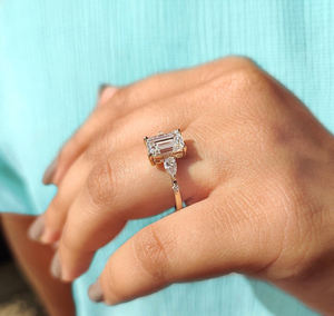 Anillo de compromiso con cinco piedras en forma de esmeralda de 1.00-5.00 quilates certificado por IGI para mujer, oro de 10K/14K/18K /PT950 /S925 - Product Image 3