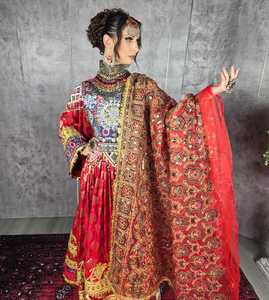 Robe de mariée afghane bohème brodée rouge longue jusqu'au sol, col en V, manches longues, coupe trapèze, motifs dorés, en tissu mousseline et satin - Product Image 4
