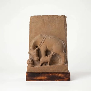 Sculpture Kamdhenu du 12e siècle, statue de vache sacrée hindoue, réplique de musée - Product Image 1