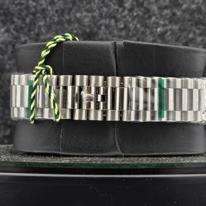 นาฬิกาข้อมือผู้ชายสุดหรู สแตนเลสสตีล ระบบออโตเมติก หน้าปัดสีน้ำเงิน ตัวบอกวัน ตัวบอกวันที่ ประดับเพชร ขอบหน้าปัดแบบฟลูเต็ด สายแบบกำไลข้อมือ - Product Image 4