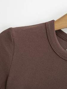 Camiseta de yoga para mujer, de manga corta, cuello redondo, corte ajustado, de secado rápido, con logotipo bordado personalizado, precio de fábrica de Bangladesh y China. - Product Image 3