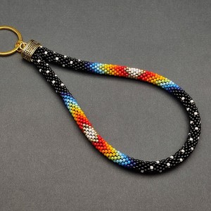 Porte-clés de poignet fait main en perles avec motif dégradé noir, blanc, rouge, orange, jaune, vert, bleu, violet et anneau doré - Product Image 1