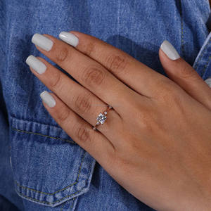 Anillo de compromiso de diamante cultivado en laboratorio Princess Cut en oro sólido de 14K con ajuste de pavé de distancia Certificado IGI para ocasiones especiales - Product Image 1