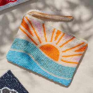 Sac à main artisanal perlé motif soleil et océan, forme rectangulaire, en tissu de coton brodé, objet d'art et de collection - Product Image 1