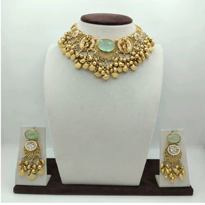 Conjunto de collar choker tradicional chapado en plata con cuentas centrales de piedra verde y pendientes a juego - Product Image 1