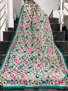 Dupatta en soie froissée bordeaux avec bordure dorée, élégant vêtement traditionnel indien pakistanais pour femmes, idéal pour les mariages, les fêtes et Diwali - Product Image 3