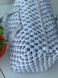 Bolsa de lona acolchada de algodón hecha a mano con estampado tradicional en bloques, elegante, ligera, duradera e ideal para viajes de fin de semana. - Product Image 3