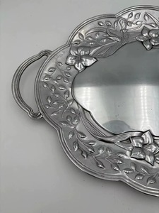 Bandeja Decorativa Ovalada Plateada con Patrón Floral Grabado y Asas Dobles, Diseño Tradicional, Empaque Individual - Product Image 3