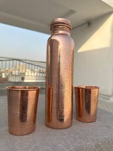 Bouteille d'eau en cuivre avec deux verres en cuivre gravés d'un motif floral, ensemble de boisson ayurvédique, cadeau, bouteille pour la maison et les voyages - Product Image 6