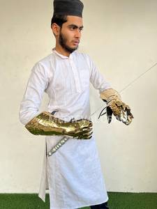 Armure de bras en laiton plaqué or, forme irrégulière, thème religieux, technique de moulage, occasion de prière, artisanat métallique - Product Image 1