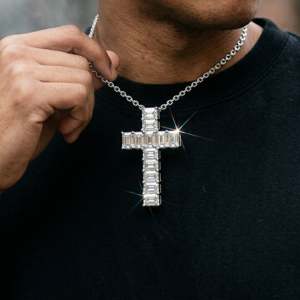 จี้รูปกางเขนประดับเพชรโมอิสซาไนต์ VVS แบบ Iced Out เงินแท้ 925 สไตล์ฮิปฮอป พร้อมสร้อยโรสโกลด์ เครื่องประดับทองคำ - Product Image 1