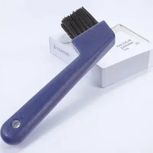 Outil professionnel de nettoyage des sabots de cheval à double fonction : pioche et brosse à récurer, avec noyau en fer robuste, corps en plastique et poignée ergonomique. - Product Image 3