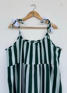 Robe longue en coton rayée verte et blanche pour femme, avec bretelles à nouer et franges, sans manches, à volants, coupe trapèze, style bohème, pour l'été, la plage et les vacances - Product Image 3
