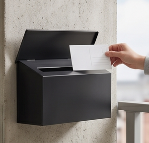 Elegante Buzón de Metal Negro, Independiente, con Acceso Superior, Recubrimiento en Polvo Resistente, Caja de Almacenamiento Perfecta para un Jardín con Estilo - Product Image 2