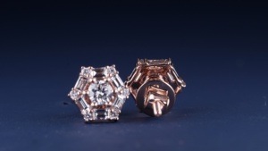 Boucles d'oreilles de luxe en or massif 14 carats avec diamants de laboratoire, design classique taille brillant, pour un style quotidien et une touche de mode. - Product Image 3