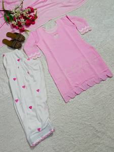 ชุดลำลองสำหรับผู้หญิงสไตล์อินเดีย-ปากีสถาน ประกอบด้วยเสื้อคุर्ติปักลายสีชมพูพร้อมกางเกงปาลาซโซพิมพ์ลายหัวใจ - Product Image 5