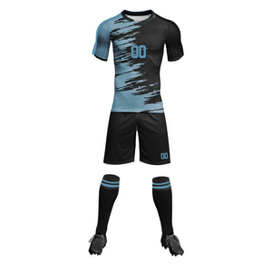 Una fábrica OEM produce equipaciones de fútbol de alta calidad con logotipo personalizado y alcance de suministro global para marcas deportivas profesionales. - Product Image 1