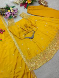 Robe de soirée de créateur en soie Chinon brodée avec des sequins, accompagnée d'un pantalon et d'un dupatta en soie Chinon, entièrement cousue, prête à porter. - Product Image 6