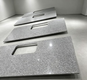 Plan de travail en granit au design moderne, gris poli, rectangulaire, à bords arrondis, minimaliste, pour cuisine ou meuble-lavabo - Product Image 1