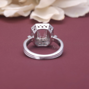 Bague de fiançailles en diamant de laboratoire certifié IGI, taille émeraude, avec halo, en argent sterling 925 massif, style Art Déco vintage. - Product Image 4