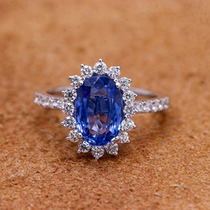 Anillo de Compromiso de Oro Blanco Sólido de 18K con Zafiro Azul Ovalado Natural y Halo de Diamantes, Joyas Memoria, Venta al Por Mayor - Product Image 1