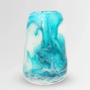 Vase à fleurs en résine bleu et blanc avec feuille d'or, décoration de table unique et glamour, fait main - Product Image 4