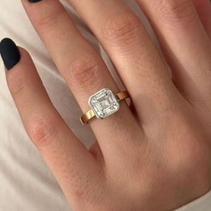 Anillo de Compromiso de Oro de 14K con Diamante Cultivado en Laboratorio de Corte Asscher de 2.5 Quilates, Anillo de Novia Solitario Moderno con Certificación IGI - Product Image 1