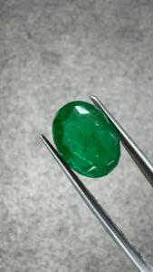 Émeraude naturelle zambienne de 4,06 ct, taille ovale, pierre précieuse non montée |   Pierre précieuse vert foncé |   Certifié GIA |   Qualité de bijoux haut de gamme - Product Image 2