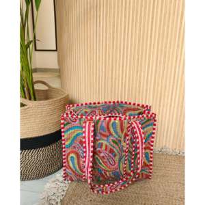 Bolsa de tela india hecha a mano, acolchada, de algodón, con estampado serigrafiado |   Bolsa de tela reutilizable ecológica con cremallera y diseño paisley arcoíris Quince - Product Image 2