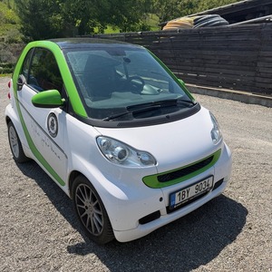 Smart Fortwo Eléctrico Global Supply: Hatchback Compacto con Aspecto Elegante, Interior Confortable y Estacionamiento Fácil - Product Image 1
