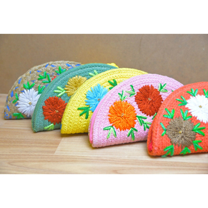 Pochette en jute brodée à la main pour femmes, pochette multicolore en forme de demi-lune avec fermeture éclair, portefeuille pour dames - Product Image 1
