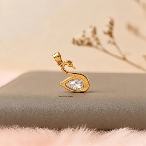 Collar con Colgante de Cisne con Moissanita en Corte Pera para Mujer, Diseño Romántico de Animal, para Uso Diario, de Maruti Dia Jewels - Product Image 3