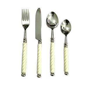 Juego de cucharas de cubiertos con mango retorcido blanco de diseñador hecho a medida de la mejor calidad, venta exclusiva para bodas ecológicas sostenibles - Product Image 1