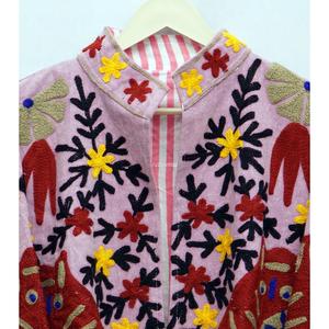 เสื้อแจ็คเก็ตผู้หญิงสีชมพู ปักลายเป็ดด้วยมือ ผ้าฝ้ายเป็นมิตรกับสิ่งแวดล้อม แห้งเร็ว คอจีน ไหล่ตก ลายดอกไม้สไตล์ Prairie Chic - Product Image 4