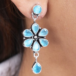 Boucles d'oreilles pendantes florales de créateur avec pierres vertes et bleues – Collection Pierres Colorées |   Fabricant de bijoux en gros |   Exportateur à Fourniture Rapide - Product Image 2