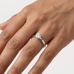 Anillo de compromiso clásico con diamante redondo de talla brillante de 1 quilate en oro blanco para mujer, color D, piedra creada en laboratorio con certificación IGI - Product Image 3