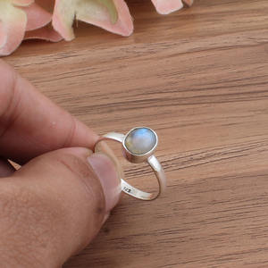 Bague de mariage classique en pierre de lune arc-en-ciel naturelle, argent sterling 925, délicate, pierre de naissance de février, bijou minimaliste en pierre précieuse - Product Image 2