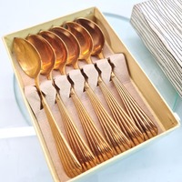 Cuillère en acier inoxydable indienne avec long manche et placage or pour la maison, la cuisine et les restaurants - Disponible en gros