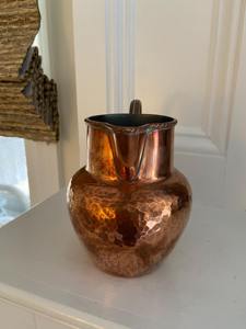 Carafe à eau en cuivre martelé avec corps large et poignée classique pour la cuisine, la salle à manger et la restauration, vente en gros depuis l'Inde - Product Image 3