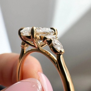 Anillo de Compromiso Ovalado con Diamante Cultivado en Laboratorio en Oro Amarillo de 14K con Certificado IGI, Joyería Fina para Mujer - Product Image 2