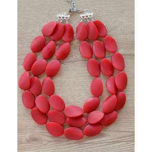 Collier en résine et bois à finition lisse, accessoire de mode confortable et élégant - Product Image 1