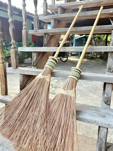 Escoba de Cerdas Vegetales Naturales Marrones de Coco, Ecológica, sin Aditivos, con Mango de Madera - Duradera y Multifuncional para Hogar y Jardín - Product Image 1
