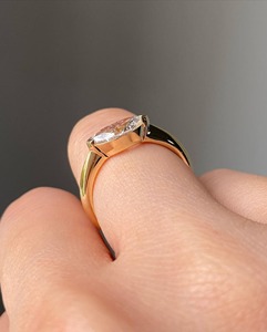 แหวนเพชรโมอิสซาไนต์ทรงมาร์ควิส 1 กะรัต ตะวันออก-ตะวันตก ทองคำแท้ 14K สีเหลืองทอง แบบหนามเตย 1 ขา ดีไซน์เรียบหรู แหวนแต่งงาน - Product Image 3