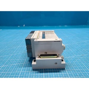 Conjunto de Válvulas Solenoides SMC VQ1200-51 + VQ1100Y-5 Usado Como Está, Piezas de Equipos Legacy Semiconductor - Product Image 2