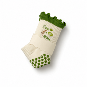 Chaussettes de Pilates antidérapantes en coton doux personnalisées pour femmes avec logo brodé Pilates Matcha Addict pour les amateurs de matcha - Product Image 1