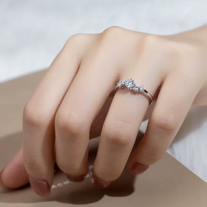 Anillo de Compromiso de Oro Blanco con Diamante Redondo de Corte Brillante y Diamantes Laterales, Joyería Clásica para Mujer - Product Image 4