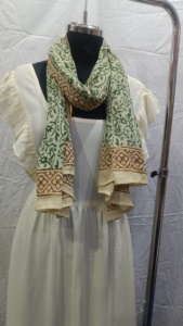 Élégant paréo-sarong vert ivoire à motif floral vigne pour femme, avec bordure moutarde traditionnelle, style ethnique bohème, idéal comme cache-maillot de plage W - Product Image 3